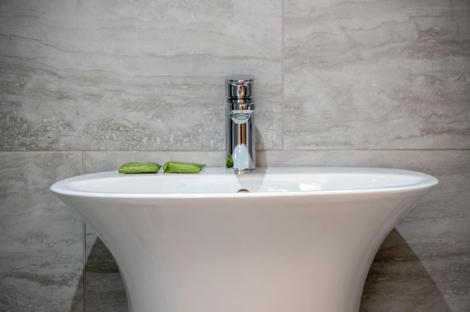 Suite 12 - Sleeping Giant Hotel - Pen Y Cae Inn بريكون المظهر الخارجي الصورة